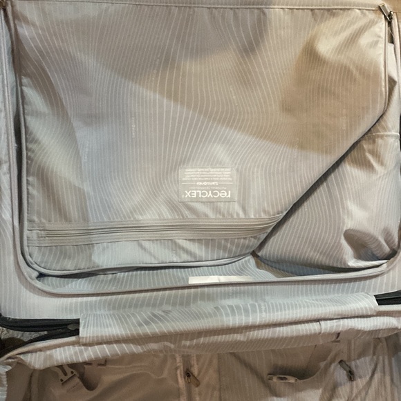 SAMSONITE OUTLINE PRO MEDIUM SPINNER
27” x 18.7” x 12.5” - Picture 4 of 10